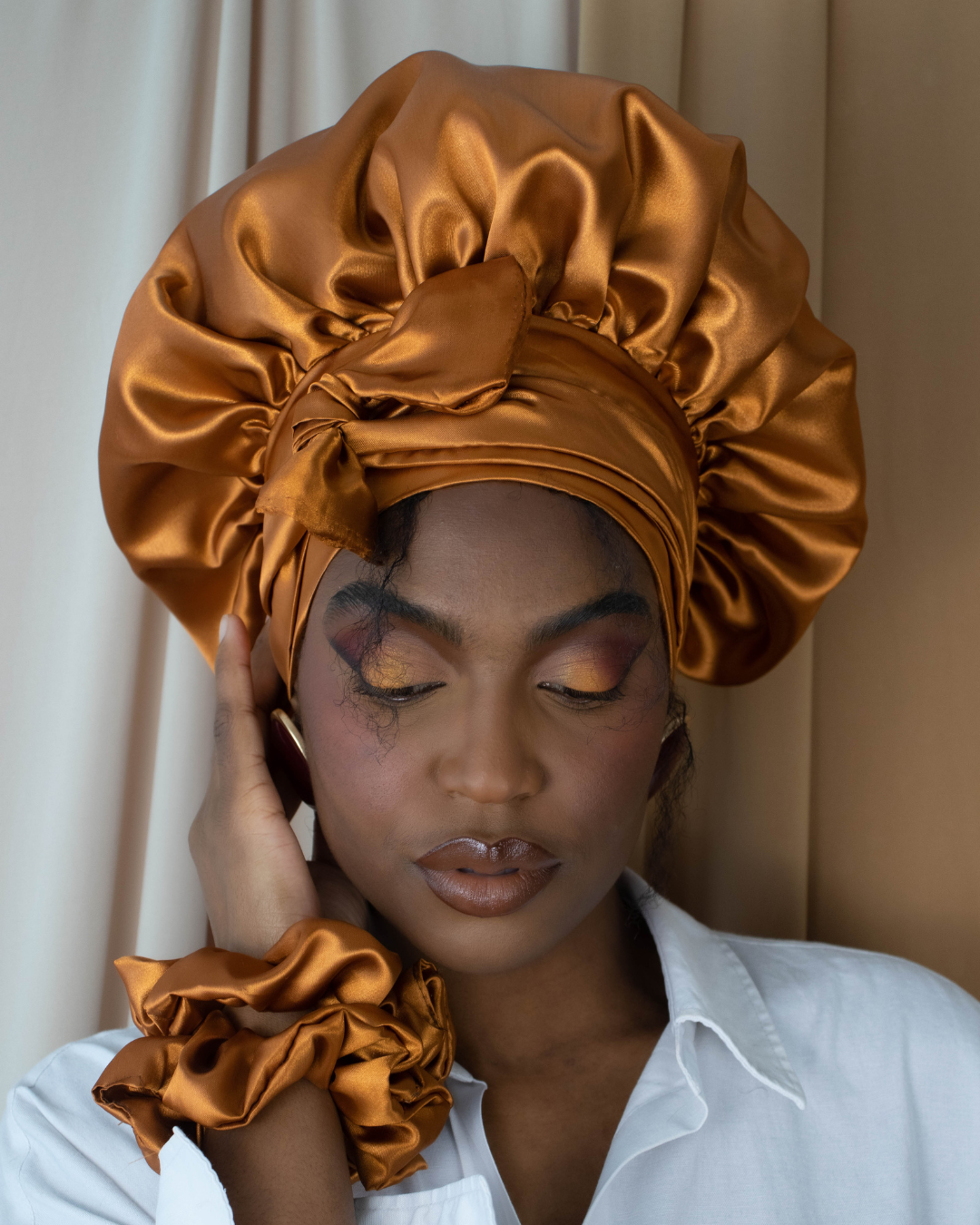 PACK Bonnet en satin et chouchou XXL